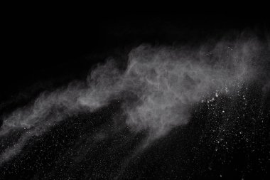 Siyah arka planda beyaz toz patlaması. Renkli bulut. Renkli toz patlar. Boya Holi.