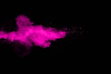 Siyah arka planda pembe toz patlaması. Renkli bulut. Renkli toz patlar. Boya Holi.