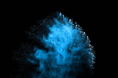 Siyah arka planda mavi barut patlaması. Renkli bulut. Renkli toz patlar. Boya Holi.