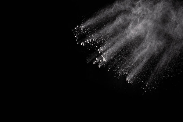 Взрыв белого пороха на черном фоне. Цветное облако. Разноцветная пыль взрывается. Холи, Пейнт.