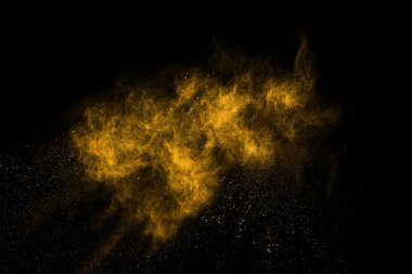 Siyah arkaplanda izole edilmiş sarı toz patlamasının dondurucu hareketi.