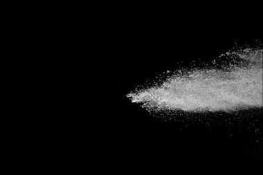 Siyah arka planda beyaz toz patlaması. Renkli bulut. Renkli toz patlar. Boya Holi.