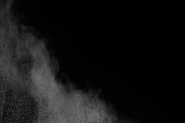 Siyah arka planda beyaz toz patlaması. Renkli bulut. Renkli toz patlar. Boya Holi.