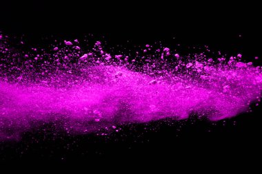 Siyah arka planda pembe toz patlaması. Renkli bulut. Renkli toz patlar. Boya Holi.