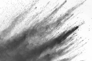 Beyaz zemin üzerinde kömür parçacıkları, beyaz zemin üzerine serpilmiş soyut toz, patlayan kara barutun dondurucu hareketi veya barut atmak.