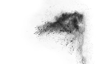 Beyaz zemin üzerinde kömür parçacıkları, beyaz zemin üzerine serpilmiş soyut toz, patlayan kara barutun dondurucu hareketi veya barut atmak.