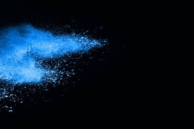 Siyah arka planda mavi barut patlaması. Renkli bulut. Renkli toz patlar. Boya Holi.