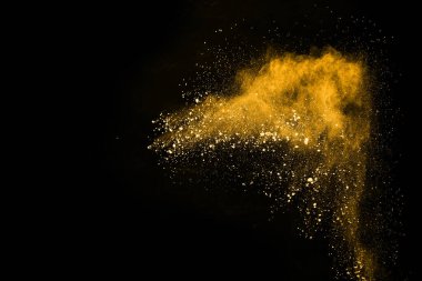 Siyah arkaplanda izole edilmiş sarı toz patlamasının dondurucu hareketi.