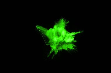 Soyut toz patlamasının hareketi siyah arka planda donmuş yeşil. Siyah zemin üzerindeki toz yeşilinin hareketini durdur. Patlayıcı tozu siyah arkaplanda yeşil.