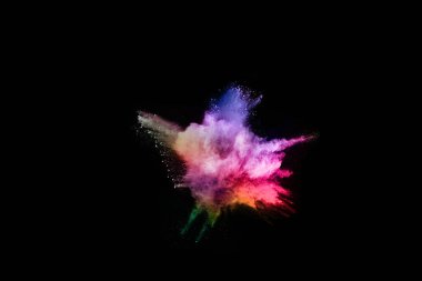 Siyah bir zemin üzerinde soyut renkli toz patlaması. Soyut toz püskürtülmüş arka plan, renk tozunun patlaması / renk tozunun dondurucu hareketi, çok renkli sim dokusu.