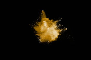 Siyah arkaplanda izole edilmiş sarı toz patlamasının dondurucu hareketi.