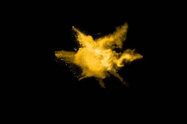 Siyah arkaplanda izole edilmiş sarı toz patlamasının dondurucu hareketi.
