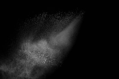 Siyah arka planda beyaz toz patlaması. Renkli bulut. Renkli toz patlar. Boya Holi.