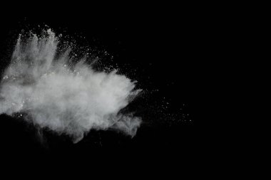 Siyah arka planda beyaz toz patlaması. Renkli bulut. Renkli toz patlar. Boya Holi.