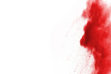 Beyaz arka planda izole edilmiş kırmızı barutun patlaması hareketsiz. Kırmızı toz bulutunun soyut tasarımı. Parçacık patlaması ekran koruyucusu, duvar kağıdı