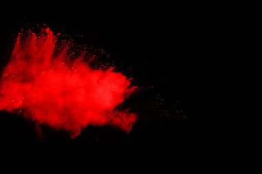Siyah arka planda soyut kırmızı toz patlaması. Siyah arka planda soyut kırmızı toz sıçramış. Patlayan kırmızı barutun hareketsiz hareketi.