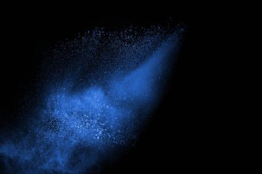 Siyah arka planda mavi barut patlaması. Renkli bulut. Renkli toz patlar. Boya Holi.