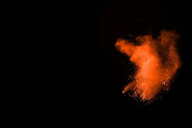 Siyah arka planda turuncu barut patlaması. Renkli bulut. Renkli toz patlar. Boya Holi.