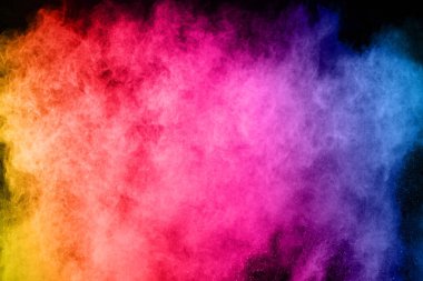 Siyah bir zemin üzerinde soyut renkli toz patlaması. Soyut toz püskürtülmüş arka plan, renk tozunun patlaması / renk tozunun dondurucu hareketi, çok renkli sim dokusu.