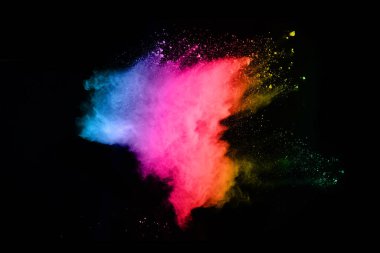 Siyah bir zemin üzerinde soyut renkli toz patlaması. Soyut toz püskürtülmüş arka plan, renk tozunun patlaması / renk tozunun dondurucu hareketi, çok renkli sim dokusu.