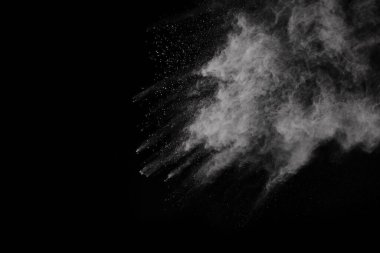 Siyah arka planda beyaz toz patlaması. Renkli bulut. Renkli toz patlar. Boya Holi.