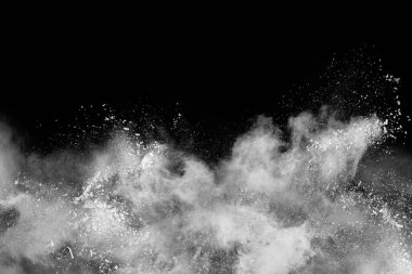 Siyah arka planda beyaz toz patlaması. Renkli bulut. Renkli toz patlar. Boya Holi.