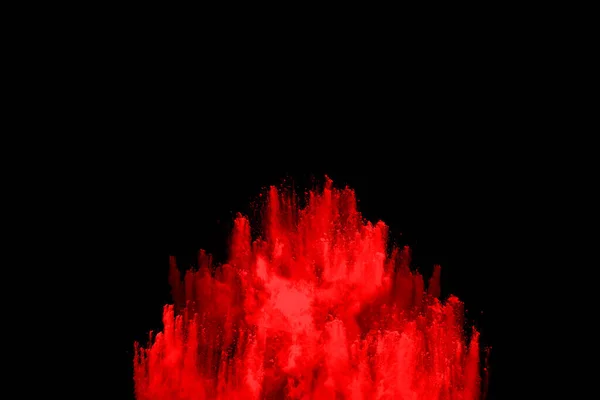 黒色の背景に赤粉末の抽象的な爆発 黒の背景にメッキ抽象的な赤粉末 赤い粉の爆発の凍結運動 — ストック写真