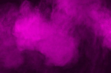 Siyah arka planda pembe toz patlaması. Renkli bulut. Renkli toz patlar. Boya Holi.
