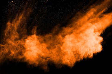 Siyah arka planda turuncu barut patlaması. Renkli bulut. Renkli toz patlar. Boya Holi.