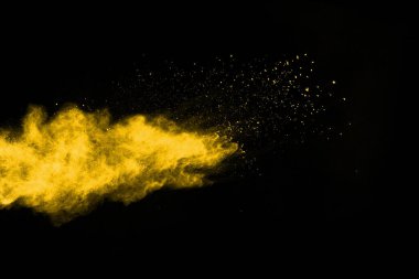 Siyah arkaplanda izole edilmiş sarı toz patlamasının dondurucu hareketi.