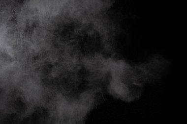 Siyah arka planda beyaz toz patlaması. Renkli bulut. Renkli toz patlar. Boya Holi.