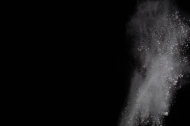 Siyah arka planda beyaz toz patlaması. Renkli bulut. Renkli toz patlar. Boya Holi.