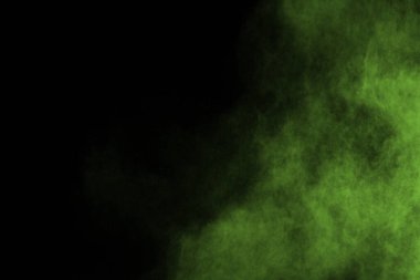 Soyut toz patlamasının hareketi siyah arka planda donmuş yeşil. Siyah zemin üzerindeki toz yeşilinin hareketini durdur. Patlayıcı tozu siyah arkaplanda yeşil.