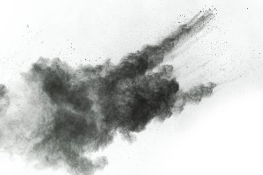 Beyaz zemin üzerinde kömür parçacıkları, beyaz zemin üzerine serpilmiş soyut toz, patlayan kara barutun dondurucu hareketi veya barut atmak.