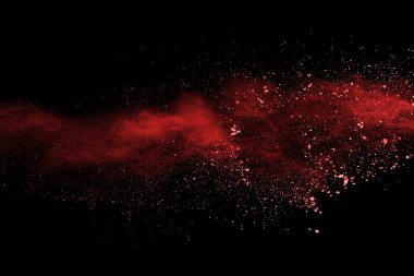 Siyah arka planda soyut kırmızı toz patlaması. Siyah arka planda soyut kırmızı toz sıçramış. Patlayan kırmızı barutun hareketsiz hareketi.