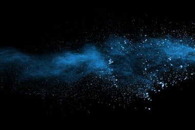 Siyah arka planda mavi barut patlaması. Renkli bulut. Renkli toz patlar. Boya Holi.