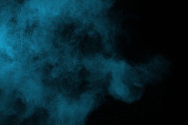 Siyah arka planda mavi barut patlaması. Renkli bulut. Renkli toz patlar. Boya Holi.