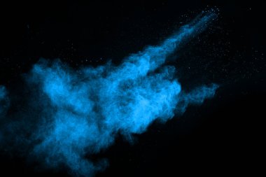 Siyah arka planda mavi barut patlaması. Renkli bulut. Renkli toz patlar. Boya Holi.
