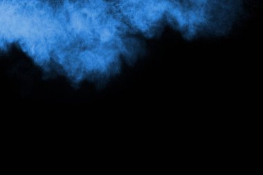 Siyah arka planda mavi barut patlaması. Renkli bulut. Renkli toz patlar. Boya Holi.