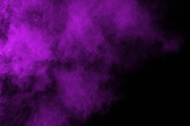 Soyut toz patlamasının hareketi siyah arka planda donmuş mor. Siyah arkaplandaki tozlu morun hareketini durdur. Siyah arkaplanda patlayıcı toz moru.