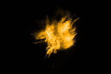 Siyah arkaplanda izole edilmiş sarı toz patlamasının dondurucu hareketi.