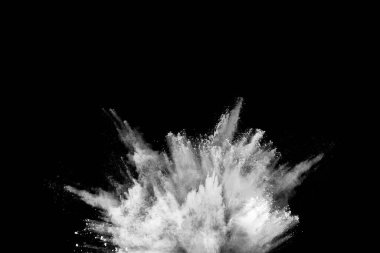 Siyah arka planda beyaz toz patlaması. Renkli bulut. Renkli toz patlar. Boya Holi.