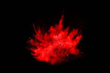 Siyah arka planda soyut kırmızı toz patlaması. Siyah arka planda soyut kırmızı toz sıçramış. Patlayan kırmızı barutun hareketsiz hareketi.