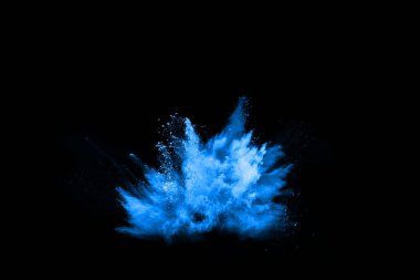 Siyah arka planda mavi barut patlaması. Renkli bulut. Renkli toz patlar. Boya Holi.