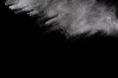 Siyah arka planda beyaz toz patlaması. Renkli bulut. Renkli toz patlar. Boya Holi.