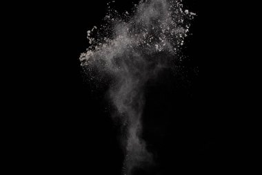 Siyah arka planda beyaz toz patlaması. Renkli bulut. Renkli toz patlar. Boya Holi.
