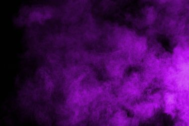 Soyut toz patlamasının hareketi siyah arka planda donmuş mor. Siyah arkaplandaki tozlu morun hareketini durdur. Siyah arkaplanda patlayıcı toz moru.