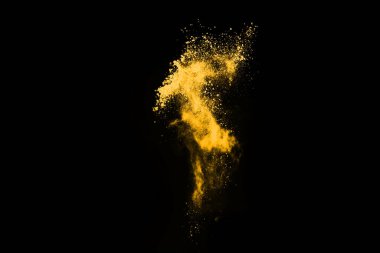 Siyah arkaplanda izole edilmiş sarı toz patlamasının dondurucu hareketi.