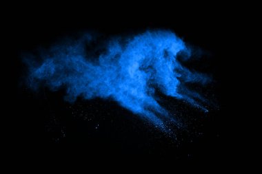 Siyah arka planda mavi barut patlaması. Renkli bulut. Renkli toz patlar. Boya Holi.