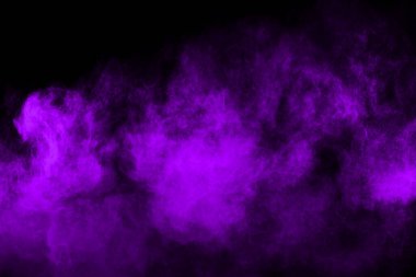 Siyah arka planda mor barut patlaması. Renkli bulut. Renkli toz patlar. Boya Holi.